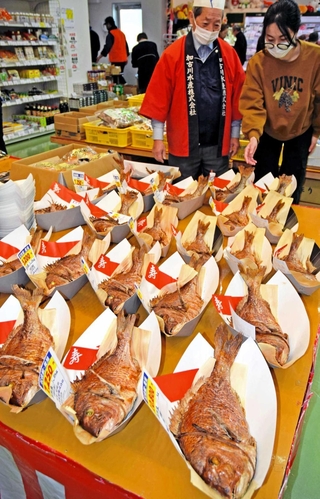 次々と焼き上がり、店頭に並べられる「にらみ鯛」＝加古川水産