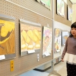 絵画と書の力作が並ぶ会場＝高砂市米田町島