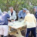 ハイキングコースに設置するベンチを作る「北脇の自然に親しむ会」のメンバーら＝高砂市北浜町（同会提供）