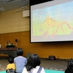 スクリーンに投影しながらの絵本ライブ。打楽器演奏で雰囲気を盛り上げた＝いずれも三田市駅前町