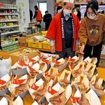 次々と焼き上がり、店頭に並べられる「にらみ鯛」＝加古川水産