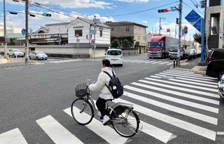 交差点を曲がる車両が横断歩道の歩行者や自転車と衝突するケースが目立つ＝尼崎市南塚口町１