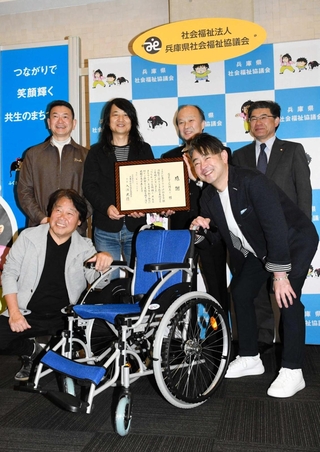 寄贈式に出席した「ＧＥＴＣＨＡ！」のメンバーら＝兵庫県福祉センター