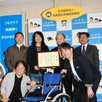 寄贈式に出席した「ＧＥＴＣＨＡ！」のメンバーら＝兵庫県福祉センター