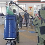 防護服を着た機動隊員が爆弾に見立てた紙袋を処理した＝高砂市神爪１