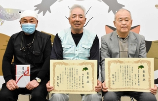 アカミミガメの捕獲に貢献して表彰された参加団体の関係者ら＝外来生物展示センター