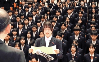 姫路市立高校の開校・入学式で生徒宣誓をする新入生＝いずれも姫路市辻井９
