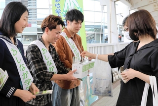 「あしなが学生募金」への協力を呼びかける大学生ら＝阪急西宮北口駅前