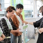 「あしなが学生募金」への協力を呼びかける大学生ら＝阪急西宮北口駅前