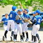 西播Ａ地区ブロック大会を制し、喜ぶ宍粟ＡＣＥベースボールクラブの選手たち＝佐用町林崎