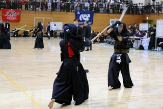 剣士たちの熱戦が続いた加古川市民剣道大会＝１１７いいなスポーツアリーナ