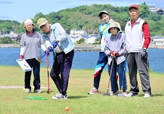 海辺のコースをラウンドする参加者＝多賀の浜芝生広場
