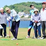 海辺のコースをラウンドする参加者＝多賀の浜芝生広場