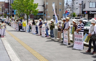 新病院の建設計画に抗議する人たち＝三田市三輪２