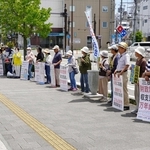 新病院の建設計画に抗議する人たち＝三田市三輪２