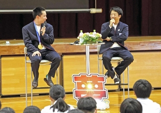 ミラノ五輪の思い出を語る木村葵来さん（左）と岡本圭司さん