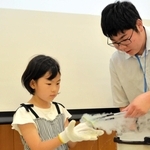 液体窒素で凍った葉に触れる体験をする児童＝いずれも三田市駅前町