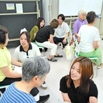 神戸医療福祉専門学校三田校の学生が、健康状態について丁寧に聞き取りをした＝三田市富士が丘２
