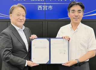 キッチンカー派遣で協定を結んだ西宮市の石井登志郎市長（右）とシンクロ・フードの太田明男執行役員＝西宮市六湛寺町（市提供）