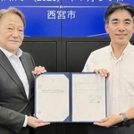 キッチンカー派遣で協定を結んだ西宮市の石井登志郎市長（右）とシンクロ・フードの太田明男執行役員＝西宮市六湛寺町（市提供）