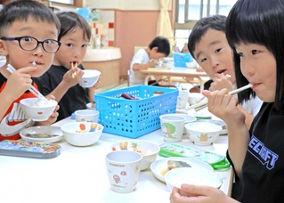 「ほかほかやから、おいしい」。園で炊いたご飯を食べる子どもたち＝加古川市野口町水足
