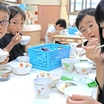 「ほかほかやから、おいしい」。園で炊いたご飯を食べる子どもたち＝加古川市野口町水足