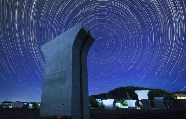 夜空の下で不思議な存在感を放つ橋脚群。いにしえの人々が暦を知ろうと並べた巨大構造物を思い起こさせる＝小野市樫山町（８秒間露光で写真約１２５０枚を比較明合成）