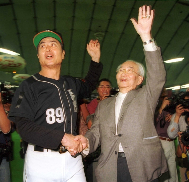 声援に応える福岡ダイエーホークスの王貞治監督（左）と中内功オーナー＝２０００年１０月２２日、東京ドーム