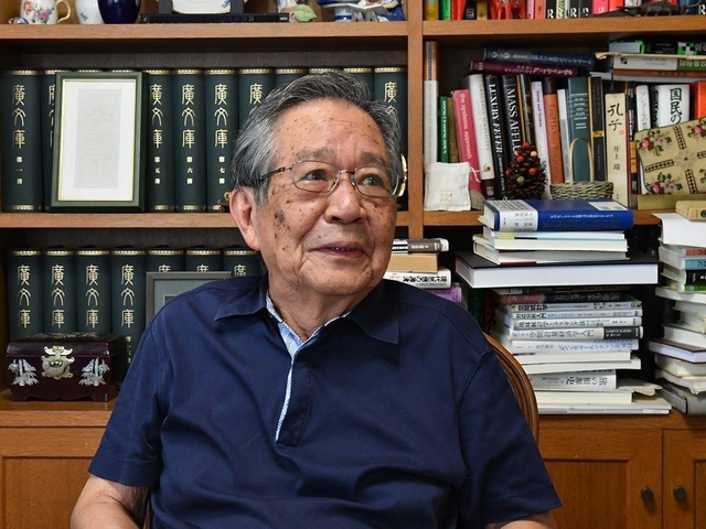 中内功氏との交流を振り返る田村正紀・神戸大学名誉教授＝宝塚市内