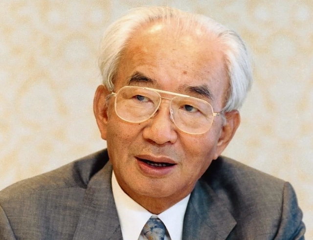 インタビューに応える中内功ダイエー会長兼社長＝神戸メリケンパークオリエンタルホテル、１９９５年９月
