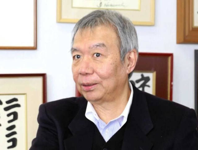 父、功氏の手による色紙が飾られた部屋で「ボスは信念を貫く人だった」と語る中内潤さん＝神戸市西区学園西町３、流通科学大