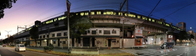 高架橋の下に広がる商店街。神戸の魅力の一つだった長大な街は姿を変えつつある＝神戸市中央区元町高架通（パノラマに合成）
