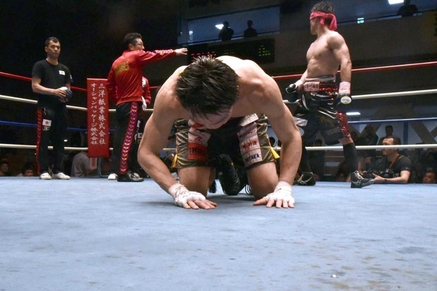 ＩＢＦの２位決定戦に敗れ、リングにひざまずいてキスをする野中悠樹＝２０１８年４月２６日、後楽園ホール（北田康幸さん提供）