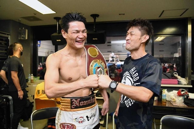 ＷＢＯアジア・パシフィック王者として２度目の防衛に成功後、喜び合う桂伸二トレーナー（右）と野中悠樹＝７月２３日、大阪市浪速区、エディオンアリーナ大阪