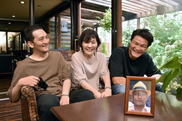 父茂也さんの遺影を前に、思い出話に花を咲かせる（右から）野中悠樹と母の昌子さん、兄の龍治さん＝尼崎市内