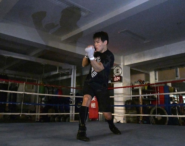 夜、シャドーボクシングで汗を流す野中悠樹選手＝大阪市西成区、渥美ジム（撮影・風斗雅博）