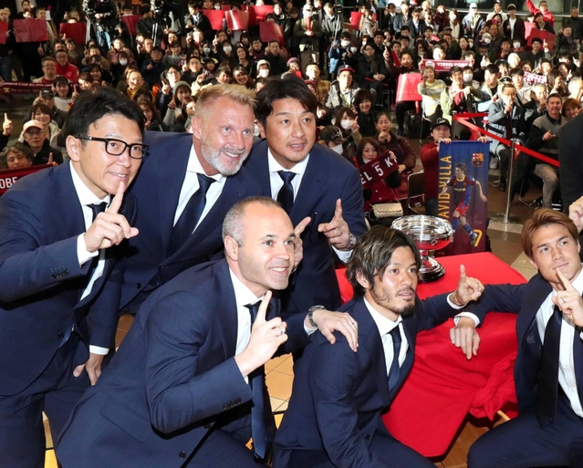サッカー天皇杯優勝を祝うセレモニーで、ファンと共に記念写真に納まるイニエスタ選手（手前）ら＝２０２０年２月、神戸市中央区の神戸ハーバーランドスペースシアター