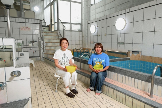 「先代が大事にしてきた清潔なお風呂を守りたい」と松田悠さん（右）。先代店主の妻・元木美智子さん（左）は「良い人に巡り合えた」と感謝を口にした＝いずれも神戸市兵庫区東山町２