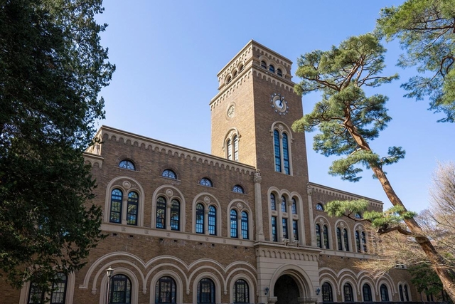 一橋大学（yu_photo／stock.adobe.com）
