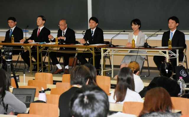 大学生の前で自身が思い描く県政について語る兵庫県知事選の立候補予定者ら＝24日、西宮市上ケ原一番町、関西学院大