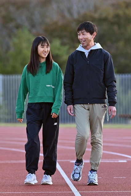 練習を重ねてきたトラックを並んで歩く田中希実（左）と父健智コーチ＝いずれも小野市浄谷町、小野希望の丘陸上競技場（撮影・風斗雅博）