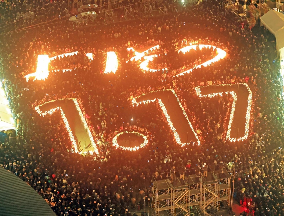 闇を照らす灯籠の明かり、つなぐ「あの日」の記憶 阪神・淡路大震災30