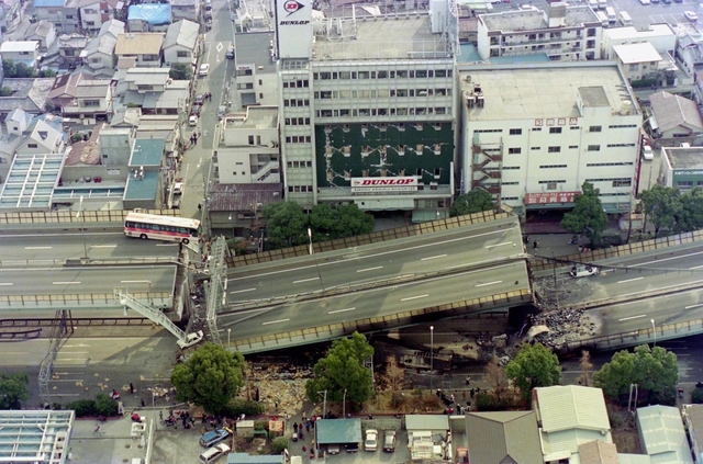 震災30年 特別編 記者の記憶(1)転落免れたバス、中には|リッチ