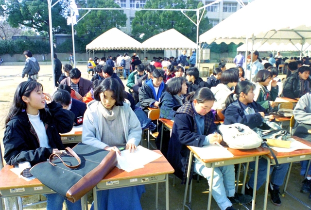 校舎が全壊した学校ではグラウンドにテントを張りいすを並べて授業を再開した＝１９９５年２月１日、神戸市東灘区、本山中学校