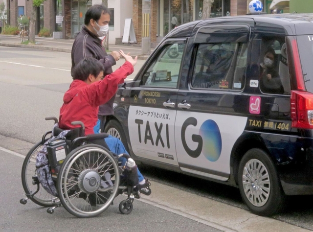 流しのＵＤタクシーを呼び止めた数矢雄さん＝西宮市内