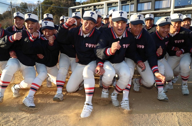 センバツに向けて気勢を上げる東洋大姫路ナイン＝姫路市書写