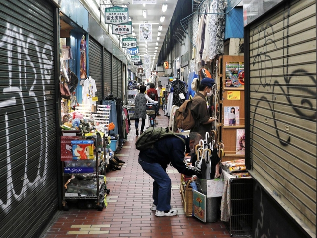 雑貨や衣料品、飲食店などが軒を連ねる元町高架通商店街の４番街＝２０１６年４月