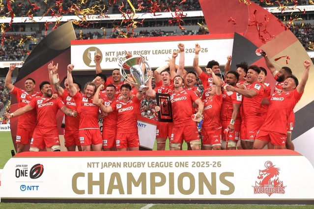 日本一に輝き、表彰式で喜ぶ神戸フィフティーン＝７日午後、東京都新宿区のＭＵＦＧスタジアム（撮影・丸山桃奈）