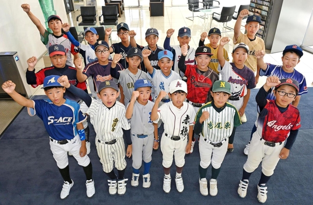 大会に向けて意気込む各チームの主将ら＝神戸市中央区東川崎町１、神戸新聞社本社（撮影・大田将之）
