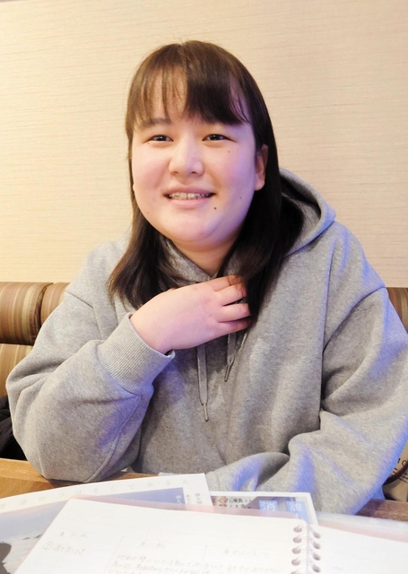 小学時代から強迫症に悩んできた福原野乃花さん。ユーチューブ「ののはらちゃんねる」で病気について発信している＝神戸市内
